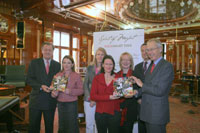 Ulla Kalchmair, Generaldirektor Dr. Leo Wallner, Intendant Wiener Mozartjahr Dr. Peter Marboe und Mitarbeiterinnen: Pr&auml;sentation im Casino Wien